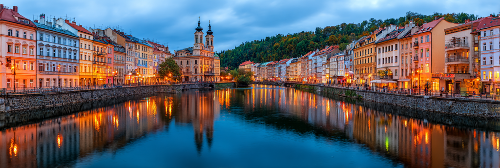 Riverside Town Dusk Scenery Mit Warmen Lichtern Und Architektonischem Charme | Seen und Unterwasserwelten | Landschaften