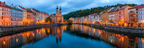 Riverside Town Dusk Scenery Mit Warmen Lichtern Und Architektonischem Charme | Seen und Unterwasserwelten | Landschaften