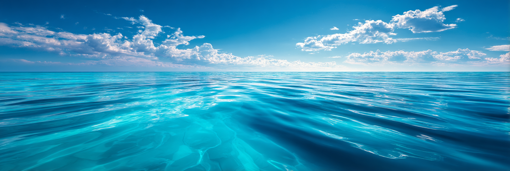 Ruhige Ozeanszene Klare Blaüs Wasser Himmel Mit Wolken | Seen und Unterwasserwelten | Landschaften