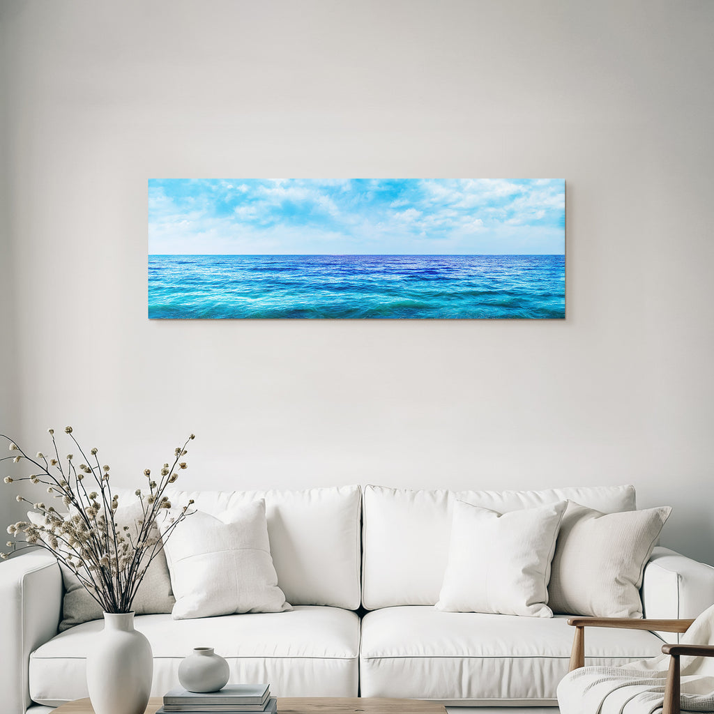 Ruhiger Ausblick Auf Das Meer Mit Klaren Blaue Wassern Und Himmel Mit Wolken