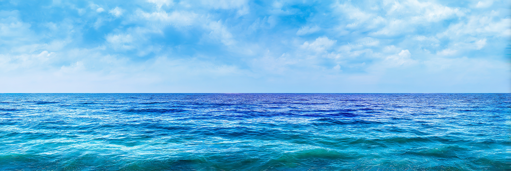 Ruhiger Ausblick Auf Das Meer Mit Klaren Blaue Wassern Und Himmel Mit Wolken | Seen und Unterwasserwelten | Landschaften