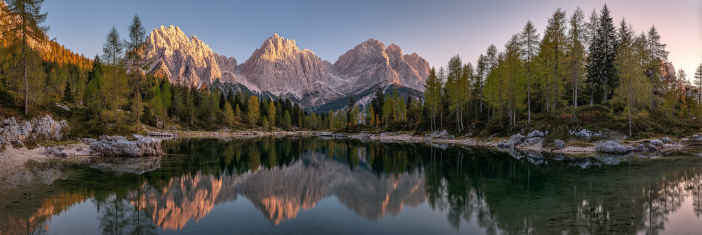 Stimmungsvolle Landschaft See Umgeben Von Baeumen Und Bergen Bei Sonnenaufgang | Seen und Unterwasserwelten | Landschaften