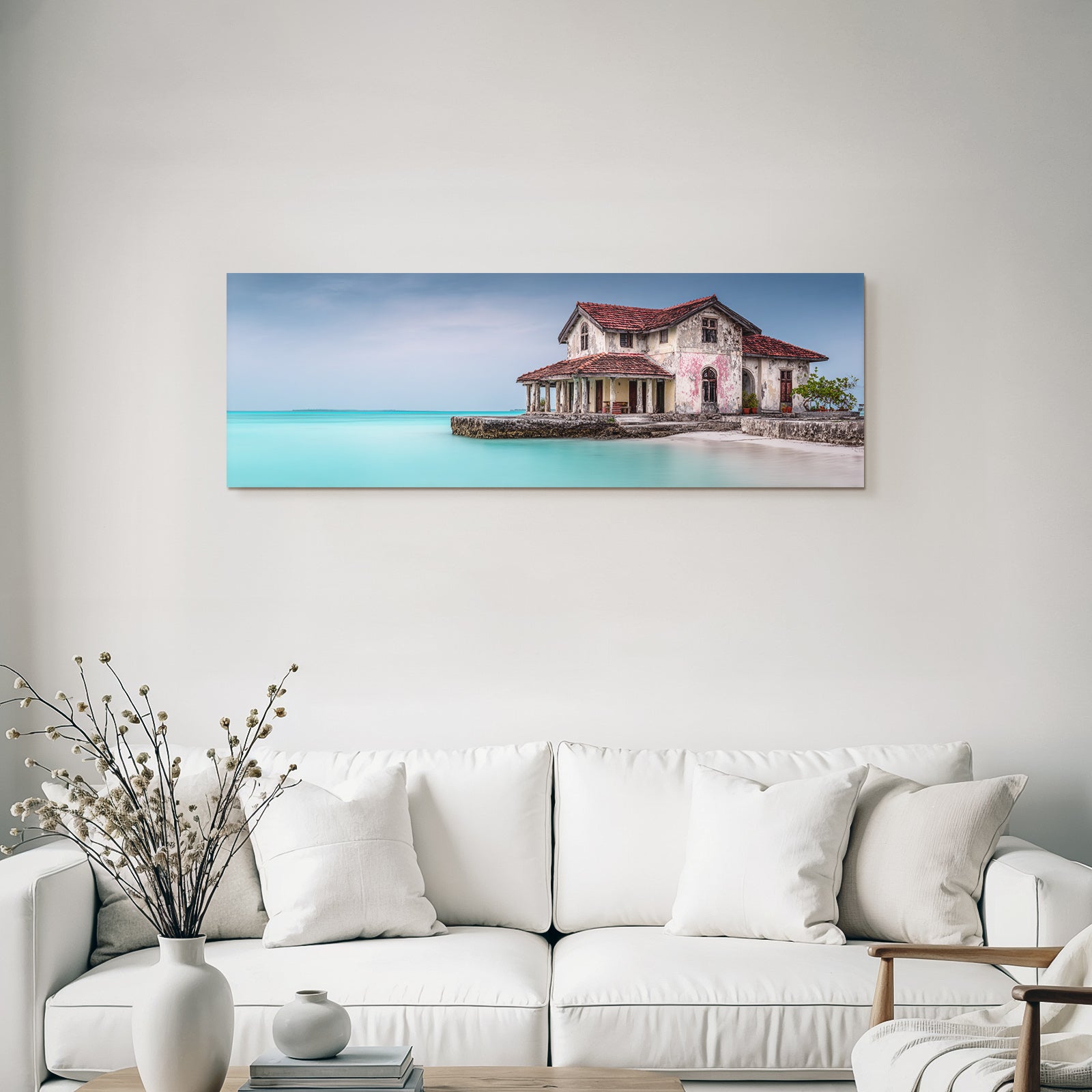Wettergehaeustes Altes Haus Am Wasser Mit Rotem Dach Und Nebeligem Himmel