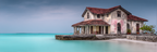 Wettergehaeustes Altes Haus Am Wasser Mit Rotem Dach Und Nebeligem Himmel | Seen und Unterwasserwelten | Landschaften