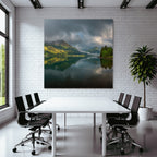 Friedliche Natur Landschaft Mit See Und Grünen Hügeln