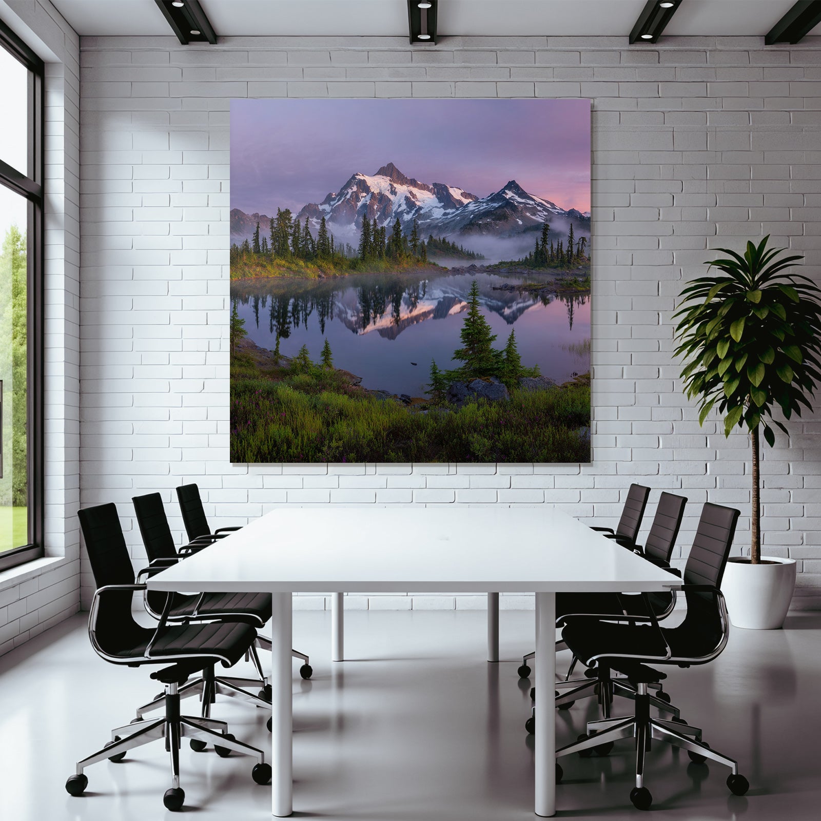 Majestätische Berge Reflektiert Im See Mit Nebel Und Grünen Baeumen
