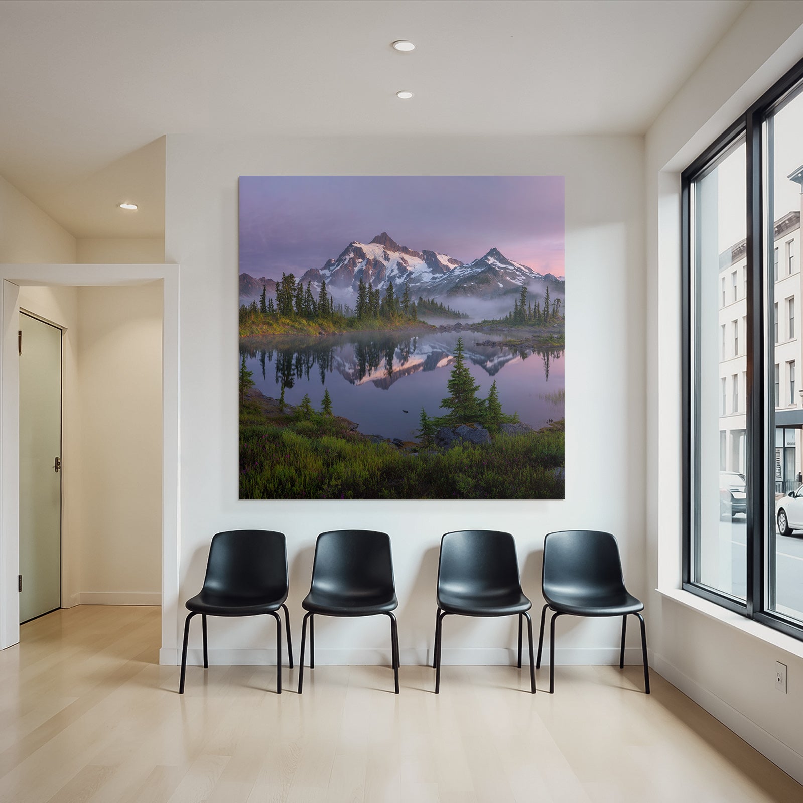 Majestätische Berge Reflektiert Im See Mit Nebel Und Grünen Baeumen