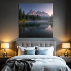 Ruhige Landschaft Mit See Baeumen Und Bergen Im Hintergrund Dawn Dusk