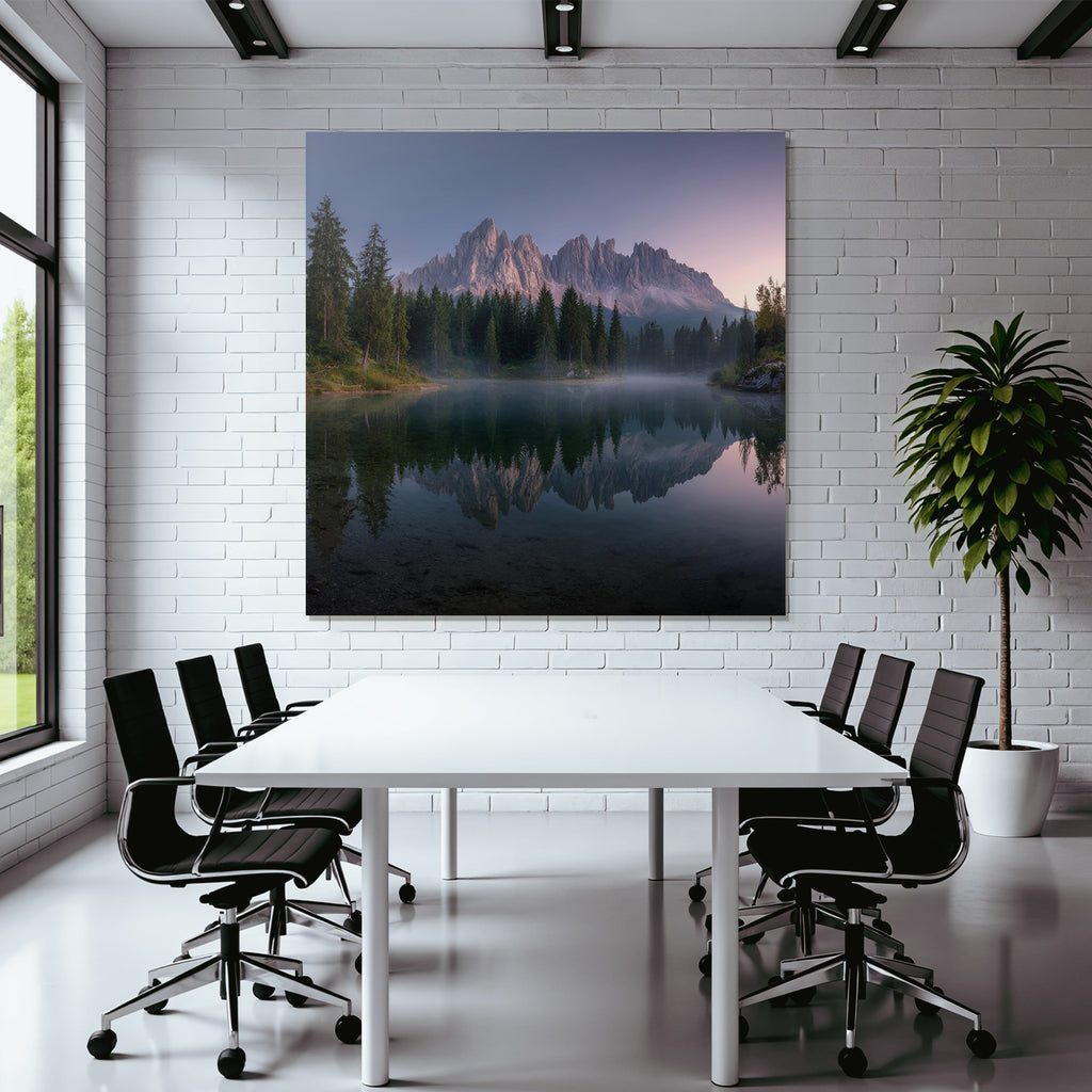 Ruhige Landschaft Mit See Baeumen Und Bergen Im Hintergrund Dawn Dusk