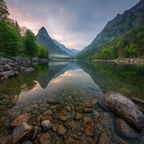 Ruhige Landschaft See Umgeben Von Bergen Und Grünen Pflanzen | Seen und Unterwasserwelten | Landschaften