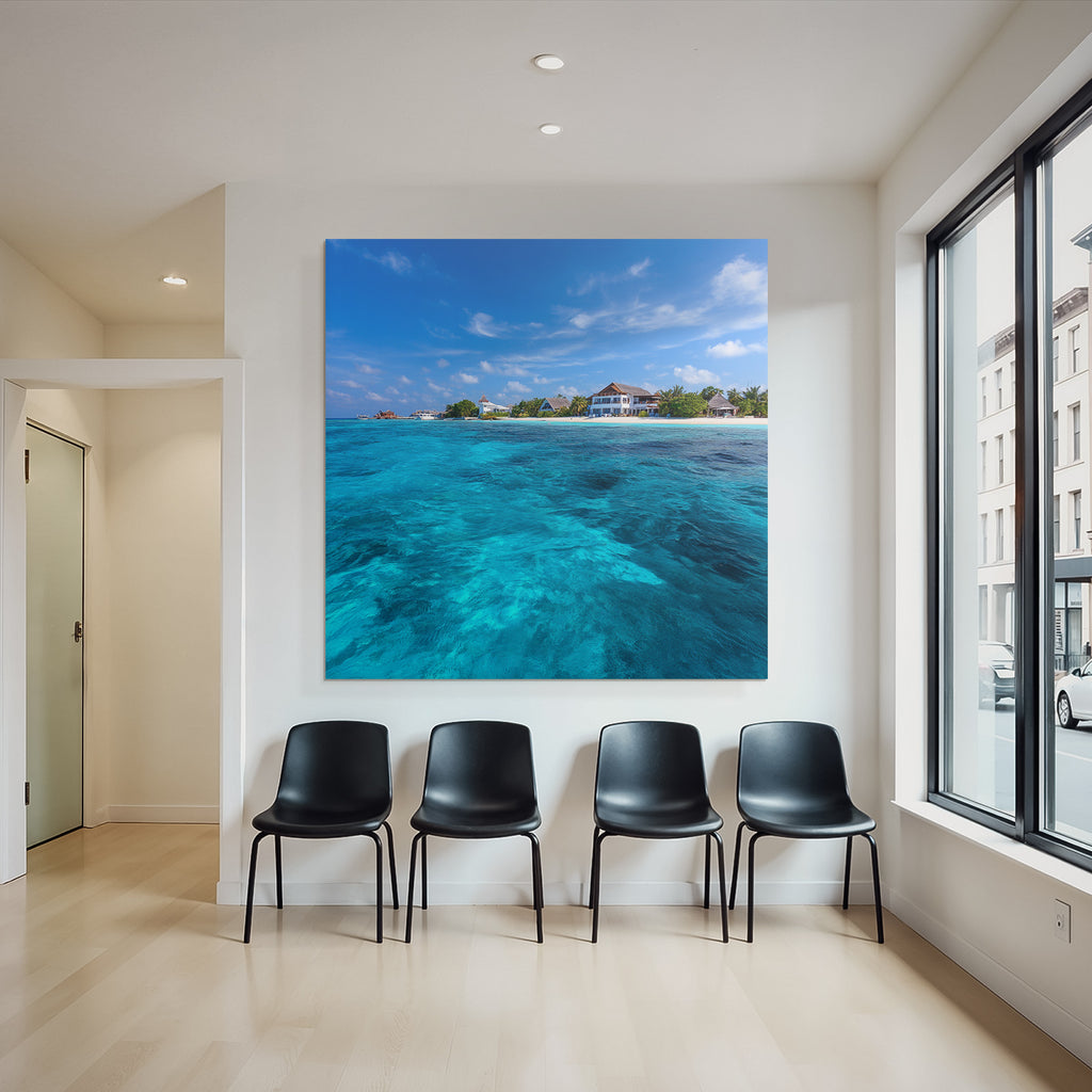 Tropische Strandszene Mit Turquoise Wasser Und Grüner Umgebung