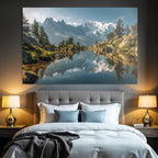 Friedliche Natur Landschaft Mit Schneebedeckten Bergen Und Reflektierendem Wasser