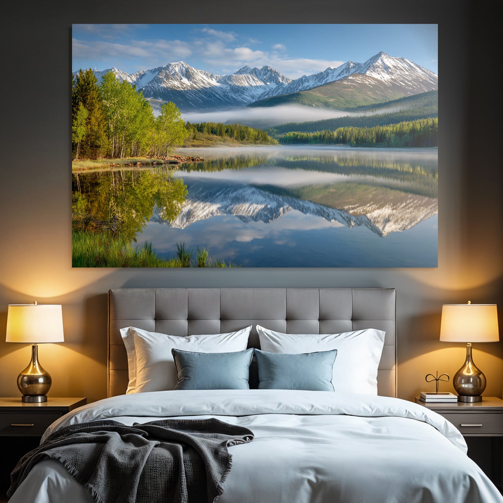 Friedlicher Natur See Mit Schneebedeckten Bergen Und Nebel