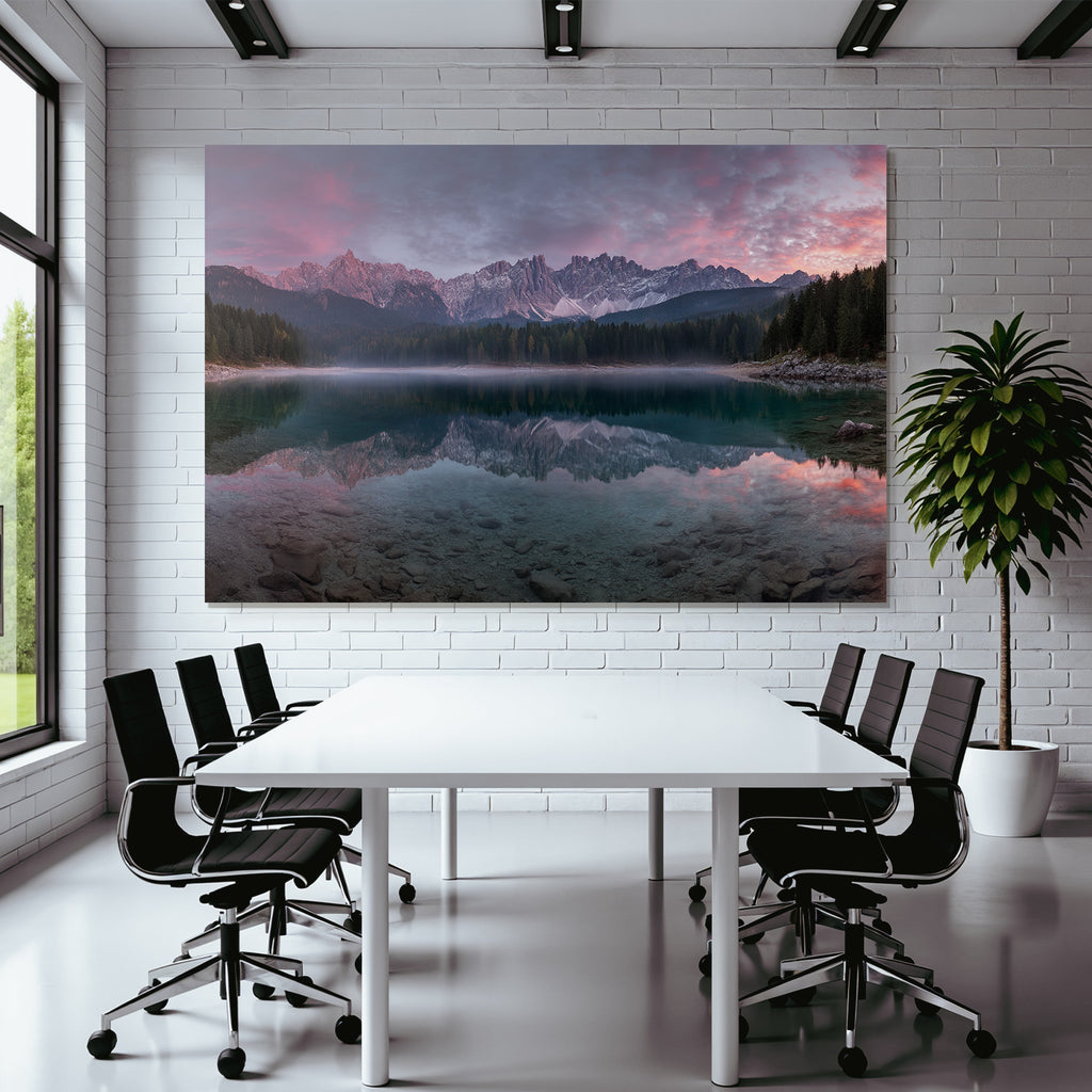 Ruhevolle Landlandschaft See Berge Sonnenaufgang Reflexionen