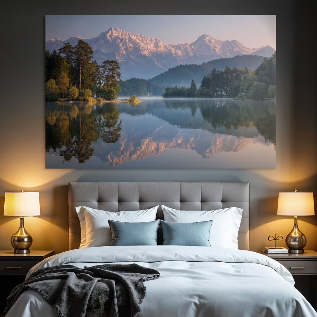 Ruhige Landschaft See Baeume Berge Morgensonne Reflexion