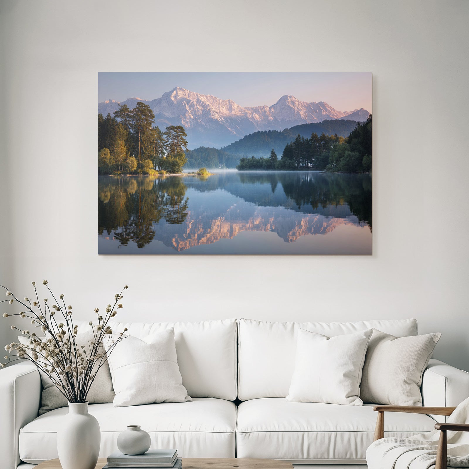 Ruhige Landschaft See Baeume Berge Morgensonne Reflexion