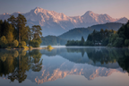 Ruhige Landschaft See Baeume Berge Morgensonne Reflexion | Seen und Unterwasserwelten | Landschaften