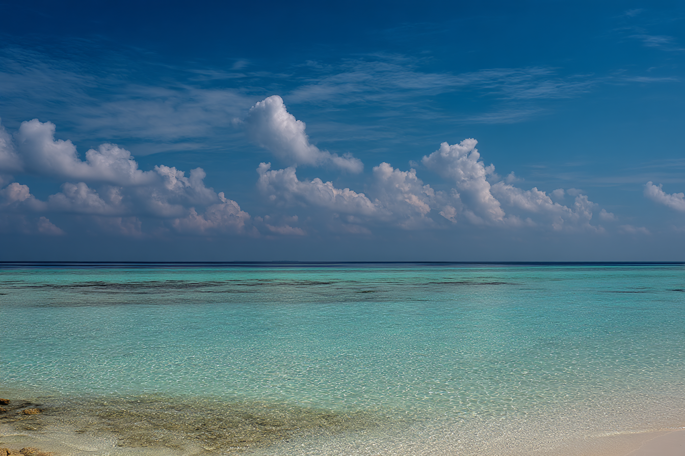 Ruhige Meeresaussicht Klarer Türkiswasser Blaür Himmel Wolken | Seen und Unterwasserwelten | Landschaften