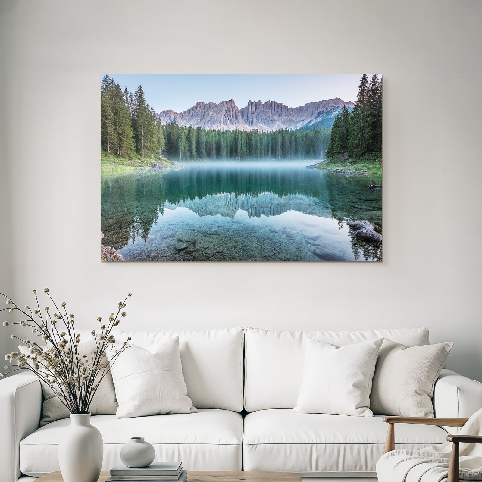 Ruhige Naturlandschaft Mit See Und Bergen