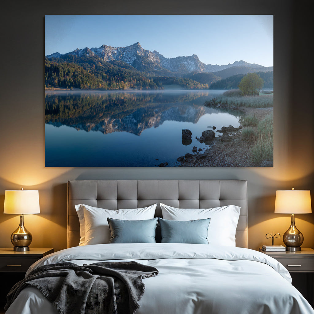 Ruhige Seenlandschaft Mit Reflexionen Von Bergen Und Baeumen Im Morgenlicht
