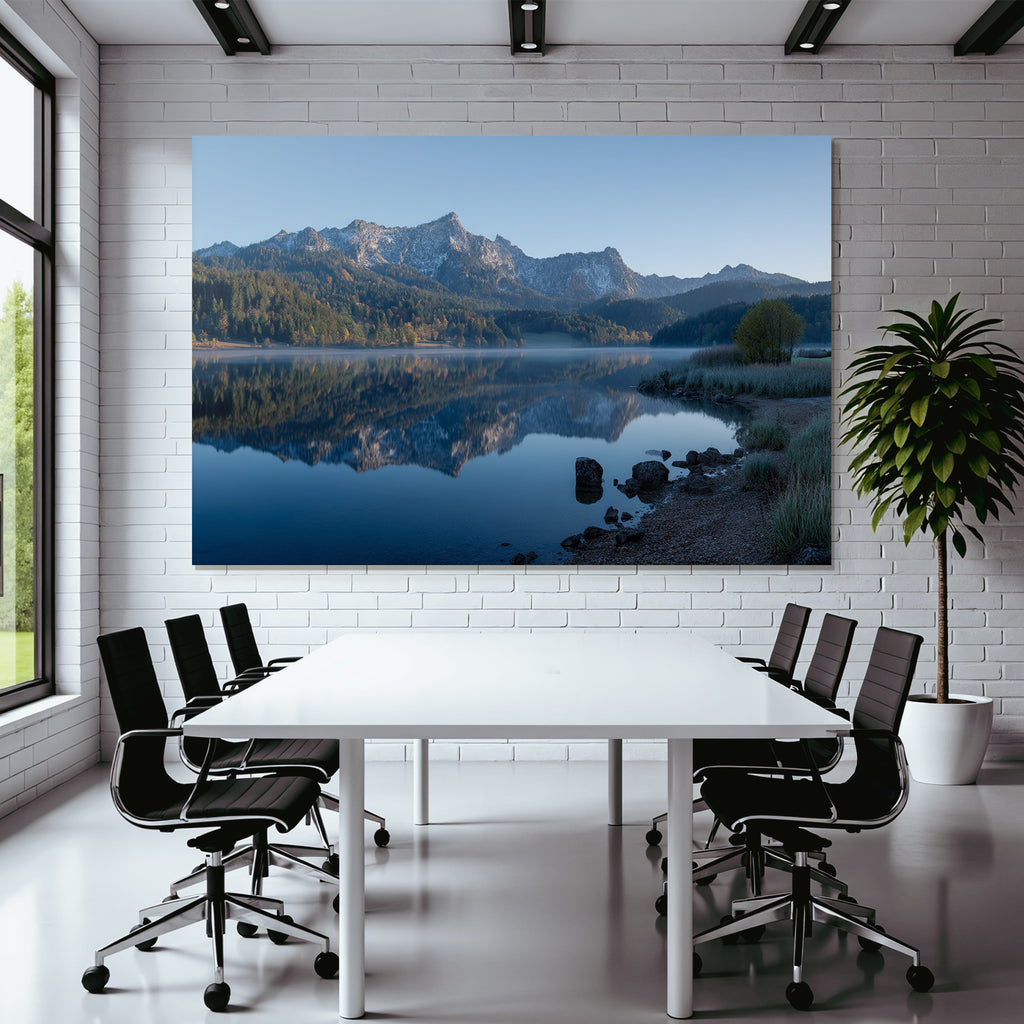 Ruhige Seenlandschaft Mit Reflexionen Von Bergen Und Baeumen Im Morgenlicht
