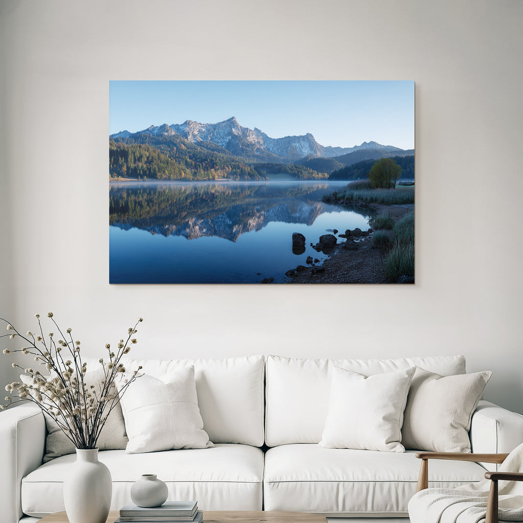 Ruhige Seenlandschaft Mit Reflexionen Von Bergen Und Baeumen Im Morgenlicht