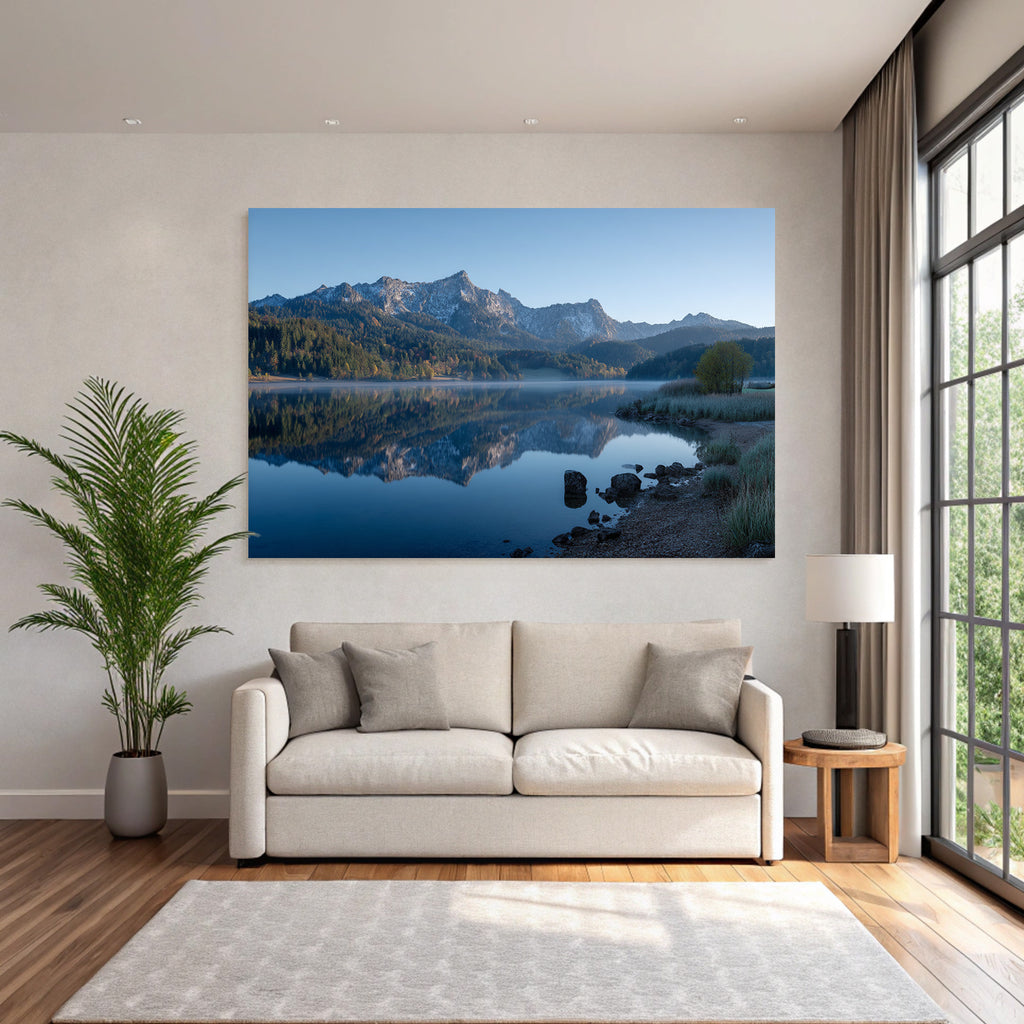 Ruhige Seenlandschaft Mit Reflexionen Von Bergen Und Baeumen Im Morgenlicht