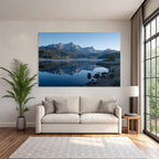 Ruhige Seenlandschaft Mit Reflexionen Von Bergen Und Baeumen Im Morgenlicht
