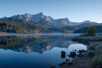 Ruhige Seenlandschaft Mit Reflexionen Von Bergen Und Baeumen Im Morgenlicht | Seen und Unterwasserwelten | Landschaften
