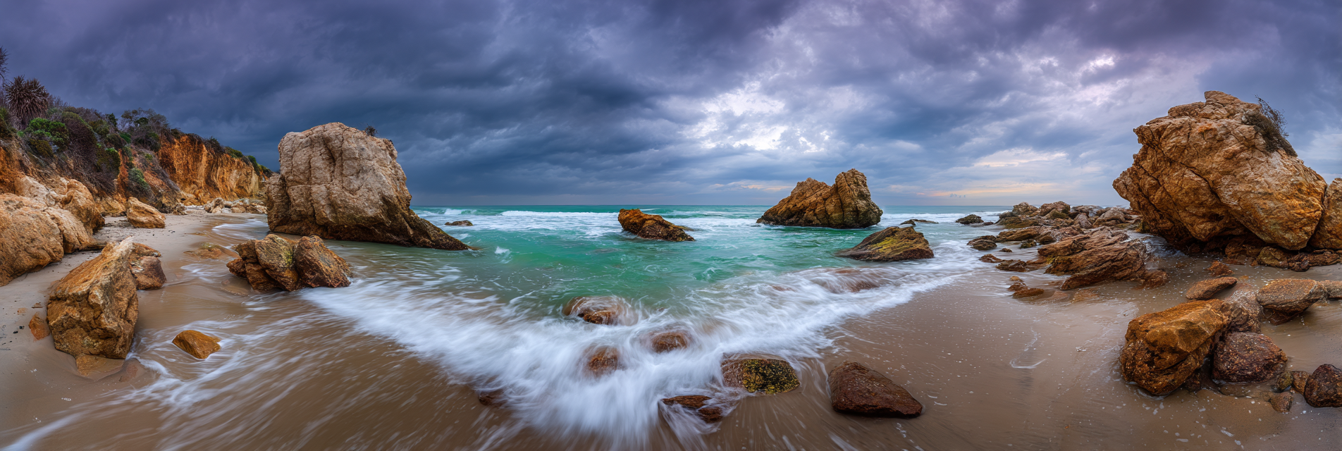 Scenic Beach Landscape Mit Grossen Felsen Und Bouldern Unter Einem Stürmischen Himmel | Straende und Kuesten | Landschaften