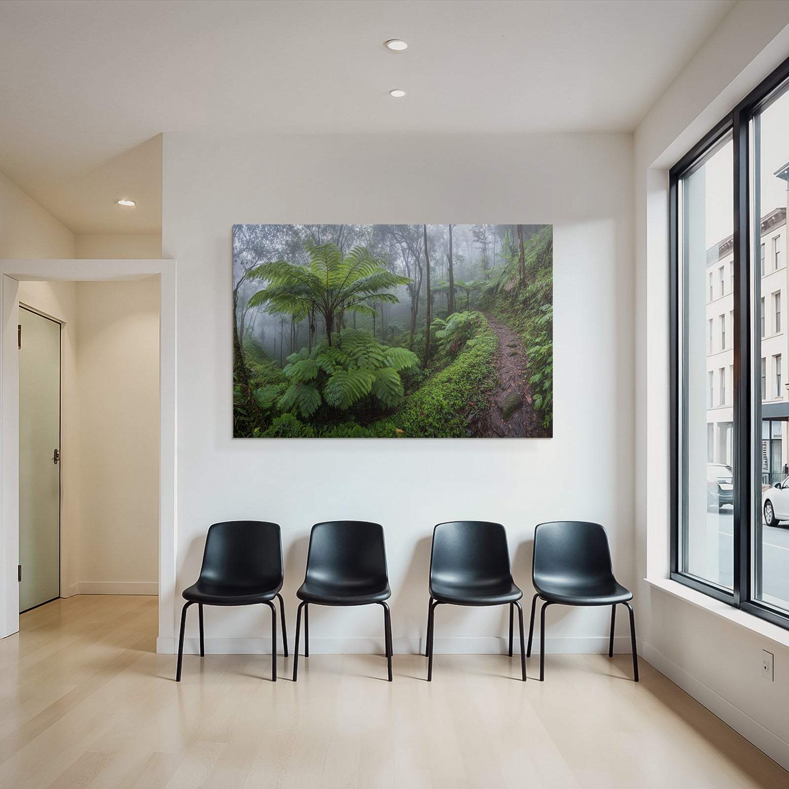 Tropen Und Dschungel Lush Misty Forest Scene Mit Grüner Foliage Und Türmenden Bäumen