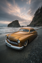 Wälder Und Wiesen Vintage Auto Am Strand Mit Felsen Und Bewölkt Am Himmel | Waelder und Wiesen | Landschaften