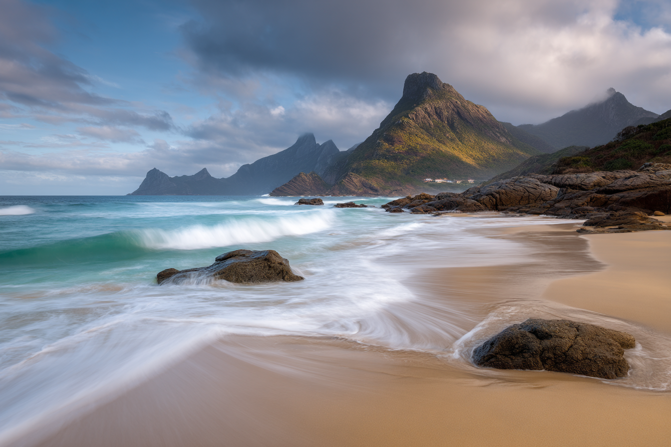 Wälder Und Wiesen Strandlandschaft Mit Felsen Und Grünen Bergen Unter Wolkigem Himmel | Waelder und Wiesen | Landschaften