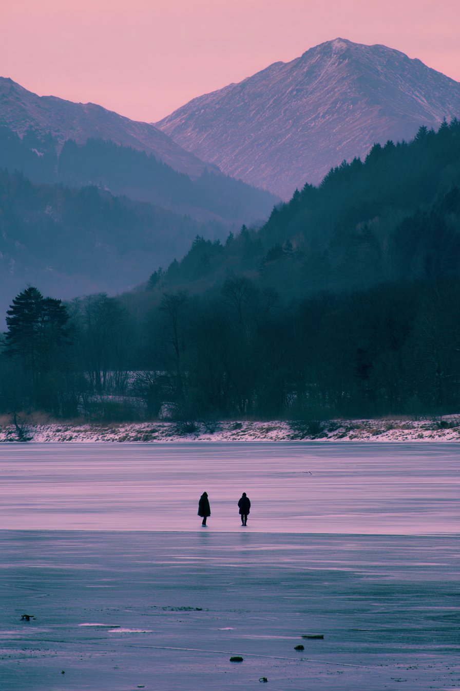 Winter Frierender See Mit Bergen Im Hintergrund Twilight Szene | Winterlandschaften | Landschaften