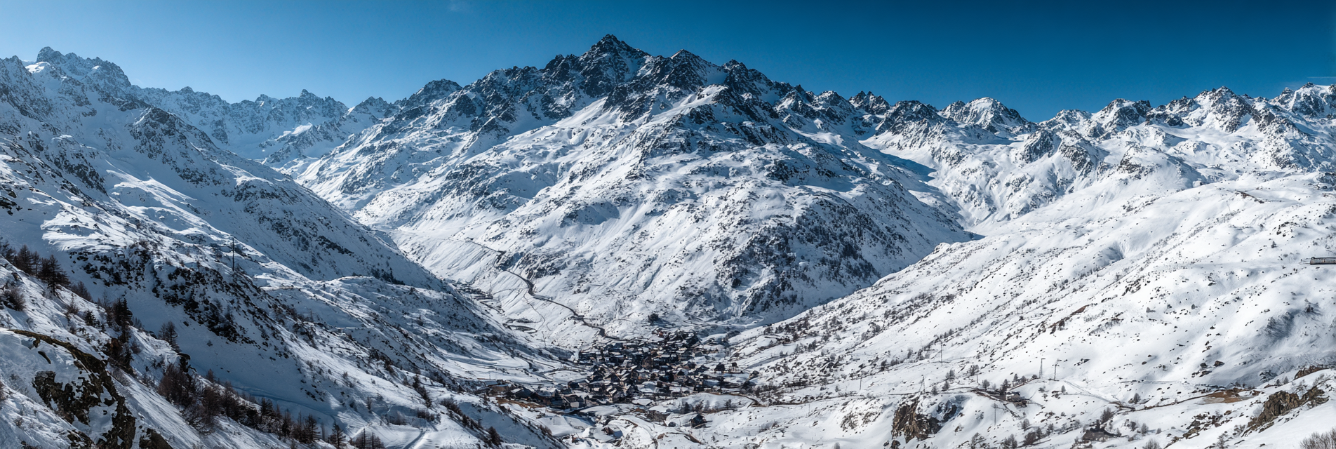 Winter Schneebedeckte Berglandschaft Mit Dorf Unter Blaüm Himmel | Winterlandschaften | Landschaften