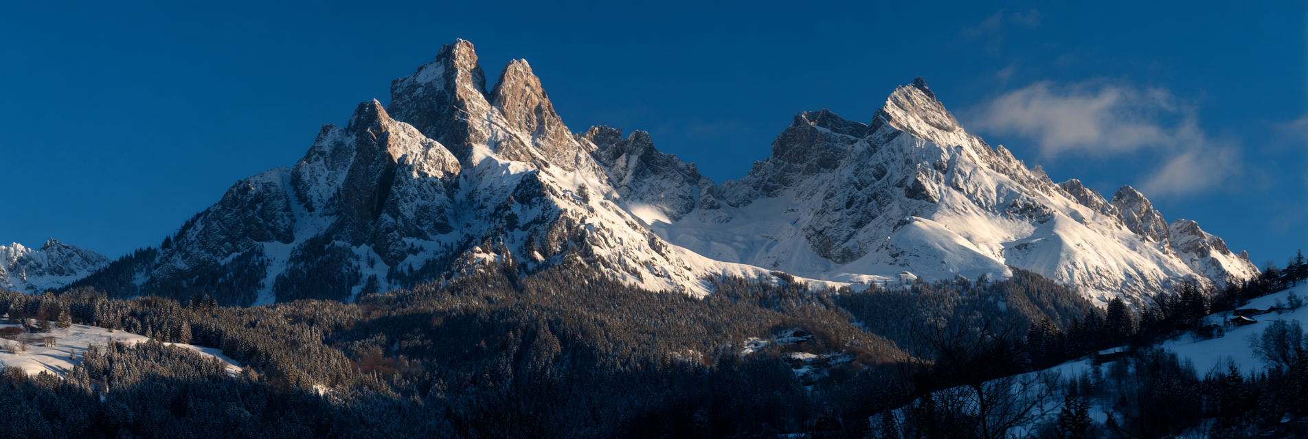 Winter Verschneite Alpenlandschaft Mit Evergreen Wald | Winterlandschaften | Landschaften
