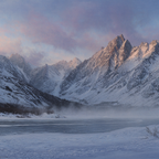 Winter Ruhige Winterlandschaft Mit Schneebedeckten Bergen Und Gefrorenem See | Winterlandschaften | Landschaften