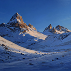 Winter Schneebedeckte Berglanschaft Im Winter Unter Einem Clears Blaün Himmel | Winterlandschaften | Landschaften