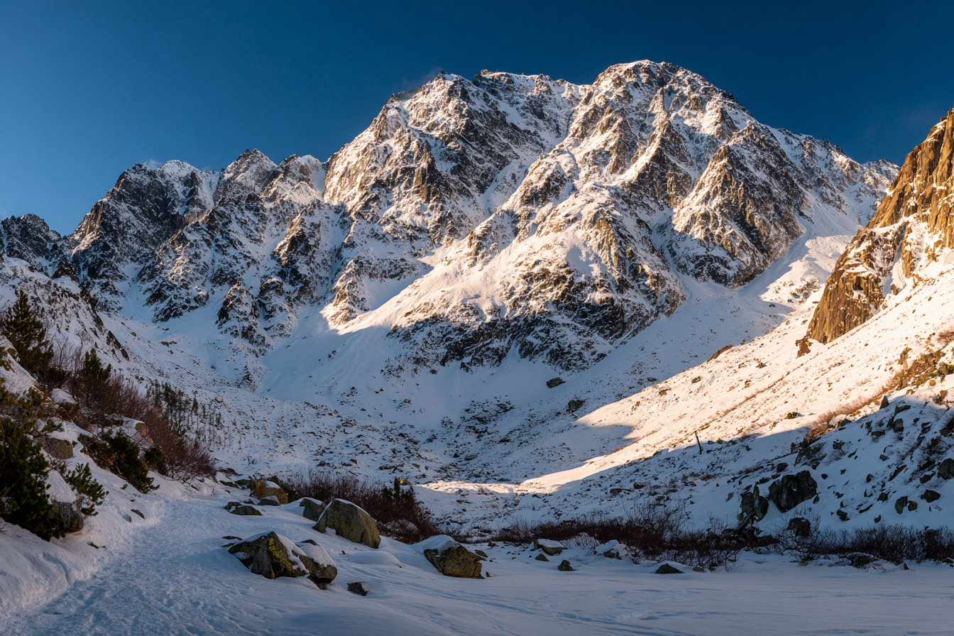 Winter Schneebedeckte Berglanschaft Unter Einem Klaren Blaün Himmel | Winterlandschaften | Landschaften