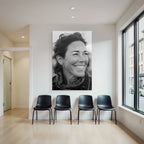 Smilende Person Mit Loosem Haar Und Schleife