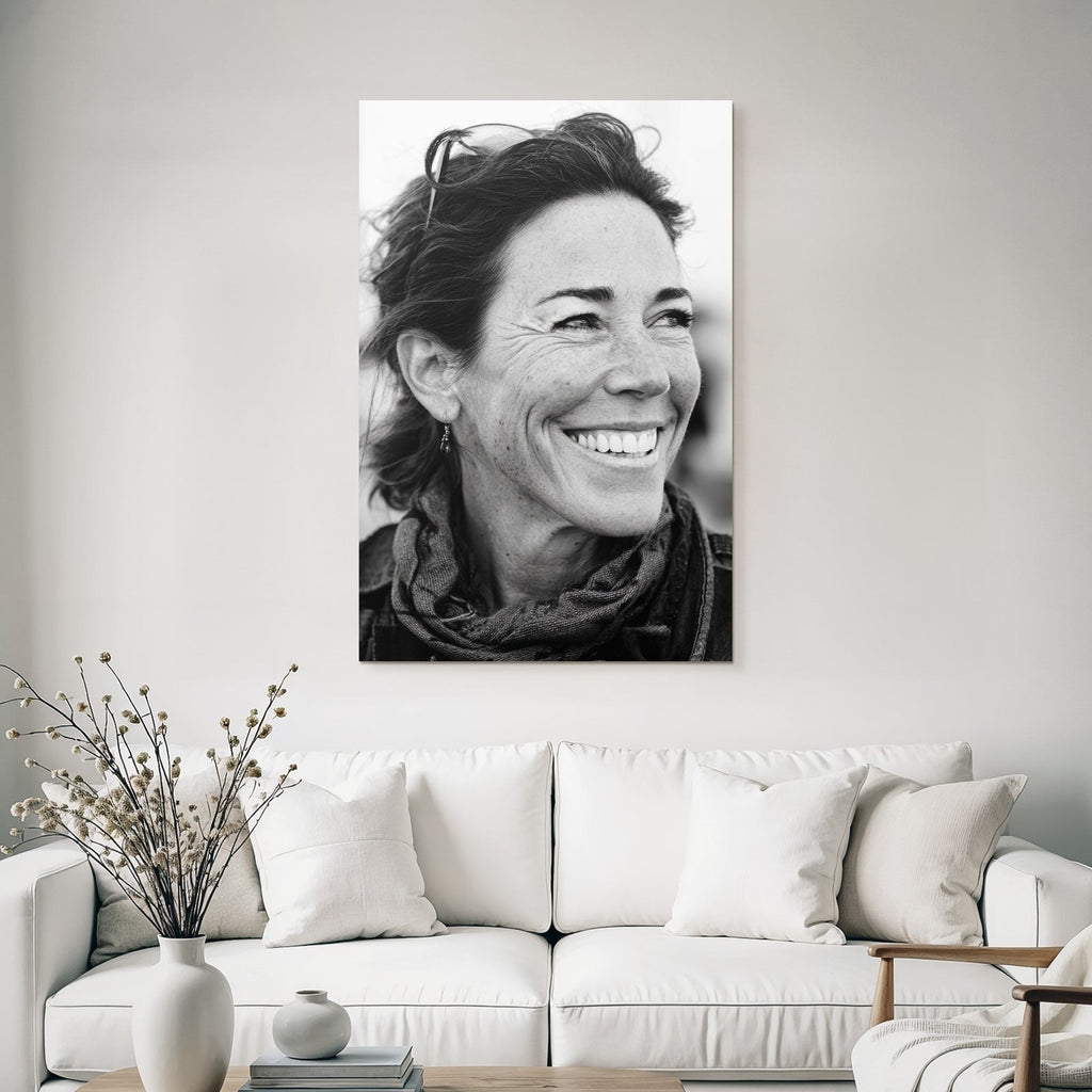 Smilende Person Mit Loosem Haar Und Schleife