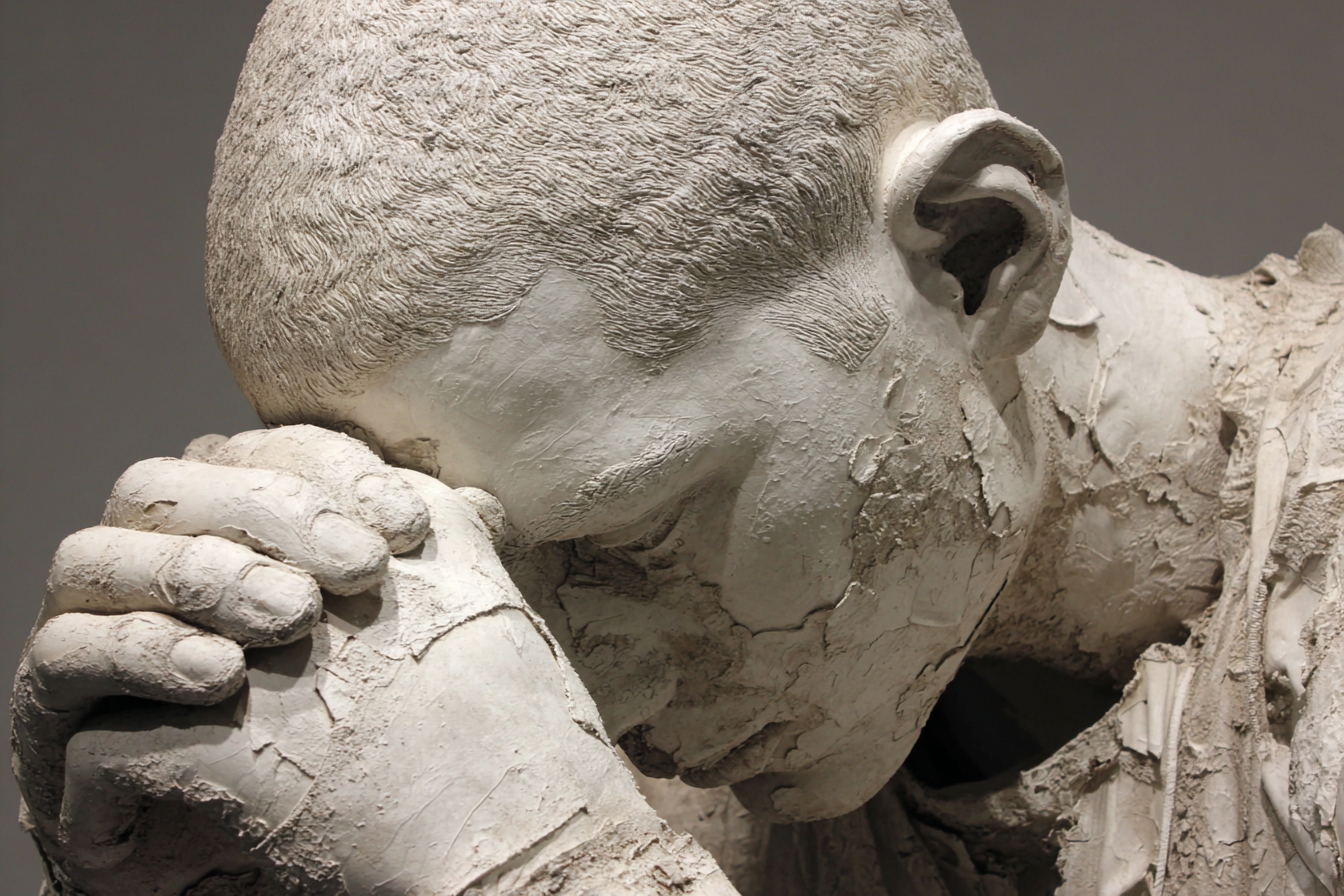Porträts Nachdenkliche Skulptur Der Figuren In Der Schmerzlichen Pose | Liebe und Zweisamkeit | Menschen und Emotionen