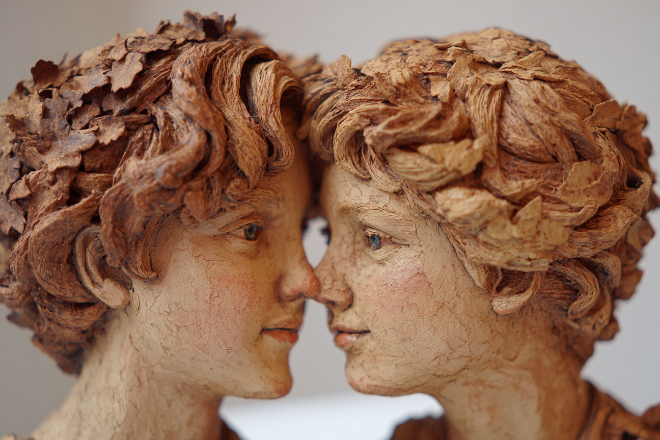 Porträts Naheaufnahme Skulptur Zwei Stilisierte Menschenfiguren Mit Blättern | Liebe und Zweisamkeit | Menschen und Emotionen