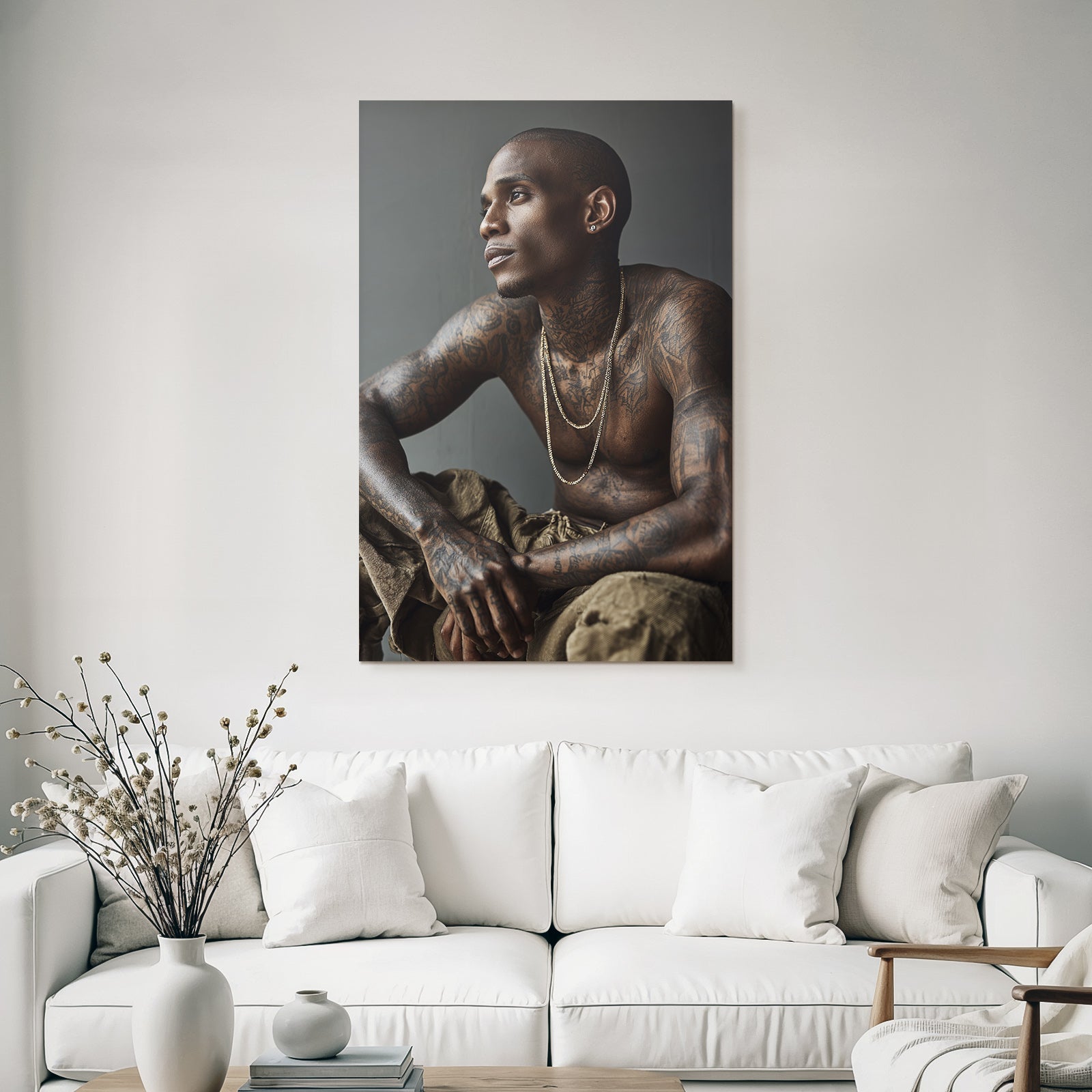 Nachdenkliche Person Mit Tattoos Und Schmuck