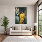 Porträts Frau In Gelbem Kleid Vintage Stil Steinwand Kopfsteinpflaster Gasse