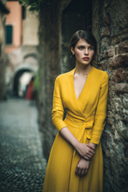 Porträts Frau In Gelbem Kleid Vintage Stil Steinwand Kopfsteinpflaster Gasse | Mode und Stil | Menschen und Emotionen
