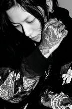 Dekoriertes Jacket Mit Tattoo Händen Nachdenklicher Blick | Mode und Stil | Menschen und Emotionen