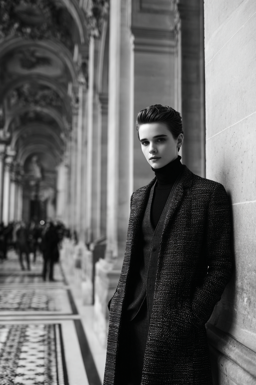 Elegante Person In Historischem Gebäude Schwarz Und Weiss | Mode und Stil | Menschen und Emotionen
