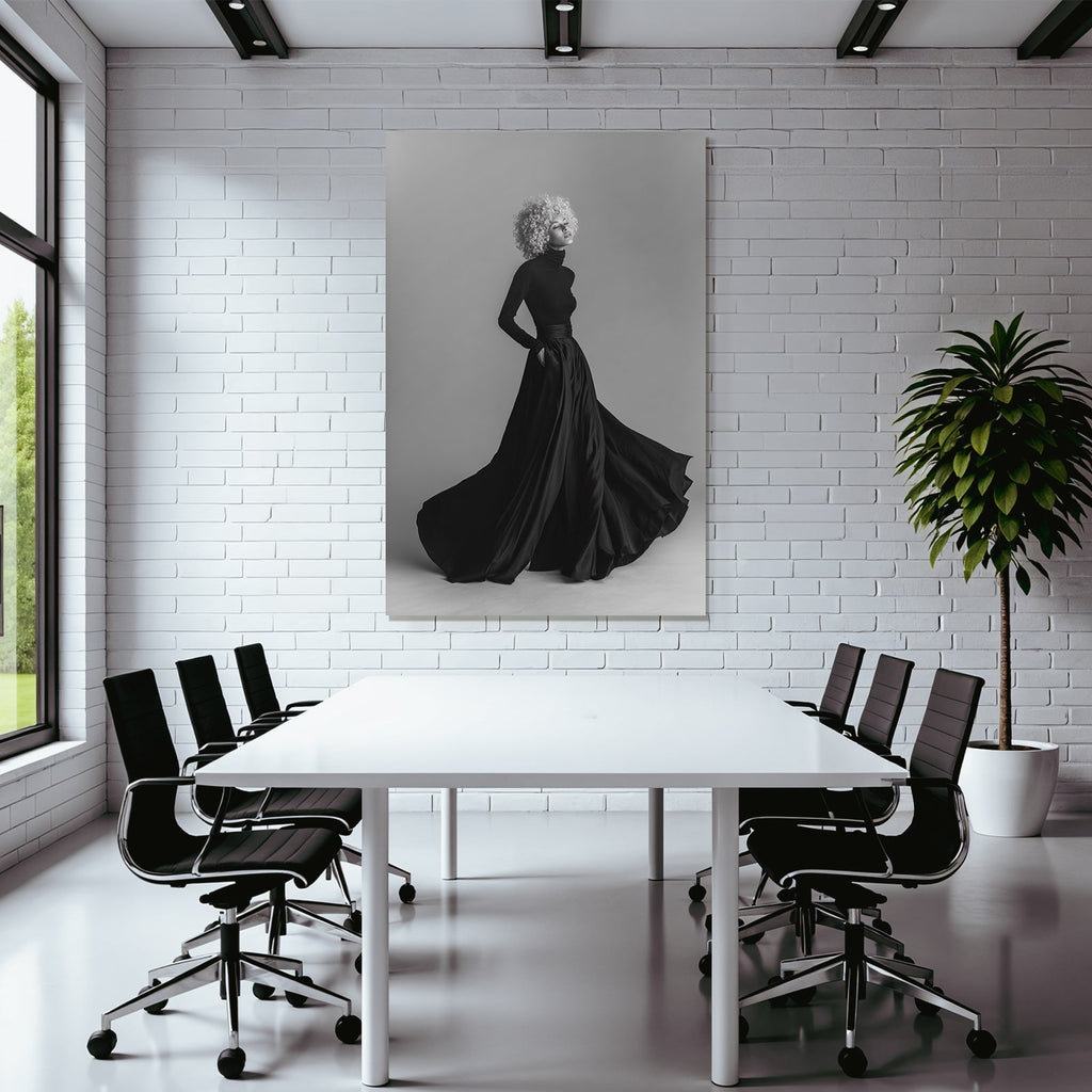 Elegante Schwarz Weisse Fashion Modell Mit Lockigem Haar In Bewegung