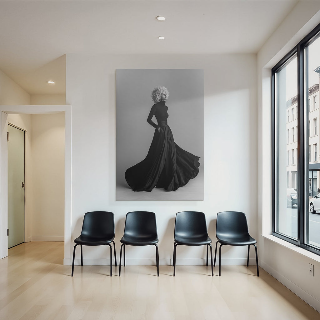 Elegante Schwarz Weisse Fashion Modell Mit Lockigem Haar In Bewegung